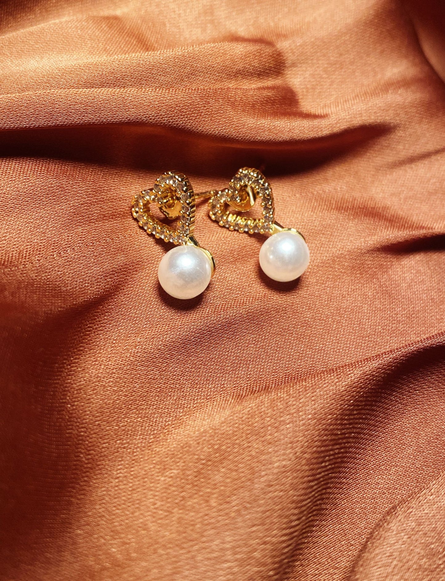 Style Casual Cute Heart Shape Polishing Hollow Out Inlay Copper Acrylic Pearl Zircon 18K Gold Plated Ear Studs