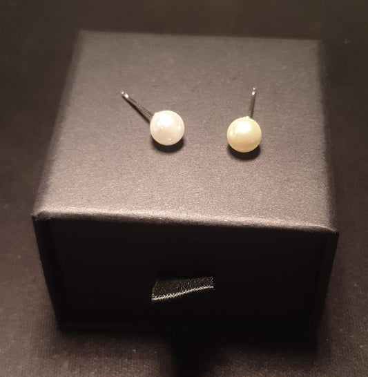 Casual White Pearl Ball Shape Copper Artificial Ear Studs