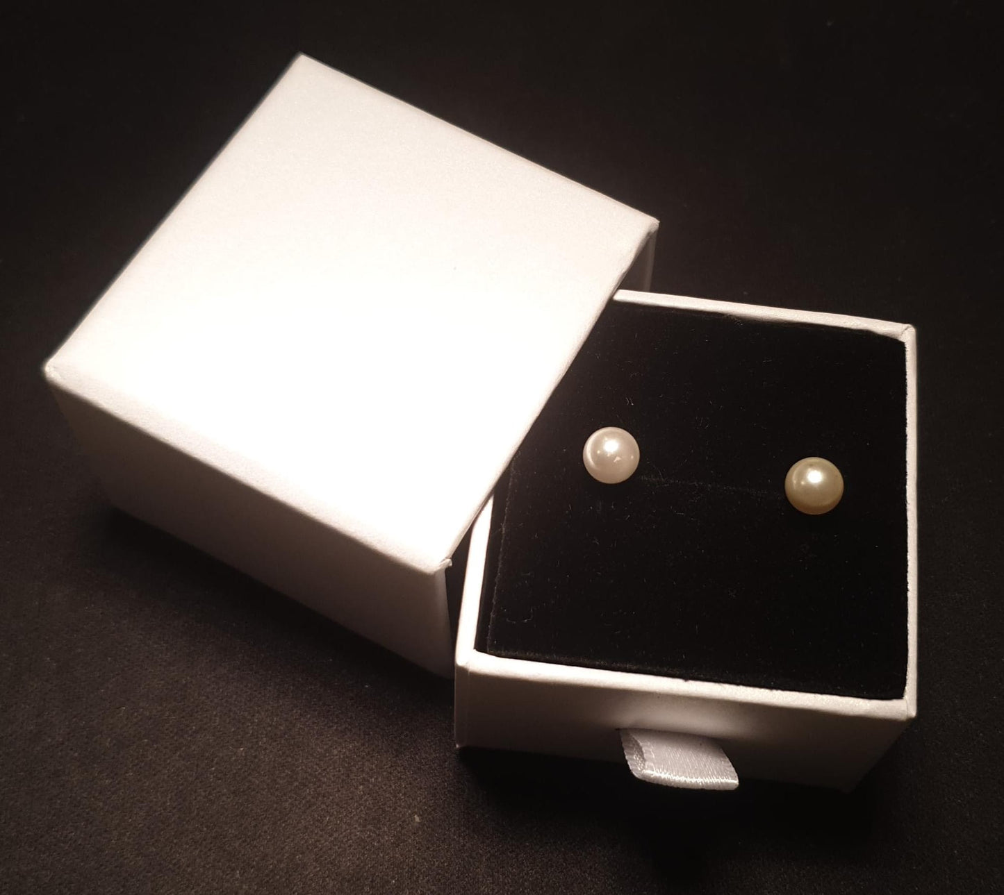 Casual White Pearl Ball Shape Copper Artificial Ear Studs