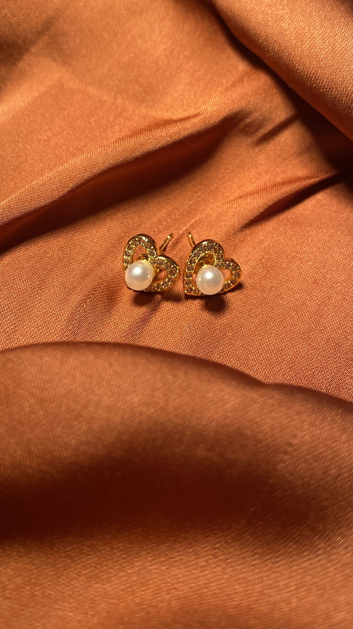 Style Casual Cute Ball on Heart Shape Polishing Hollow Out Inlay Copper Acrylic Pearl Zircon 18K Gold Plated Ear Studs